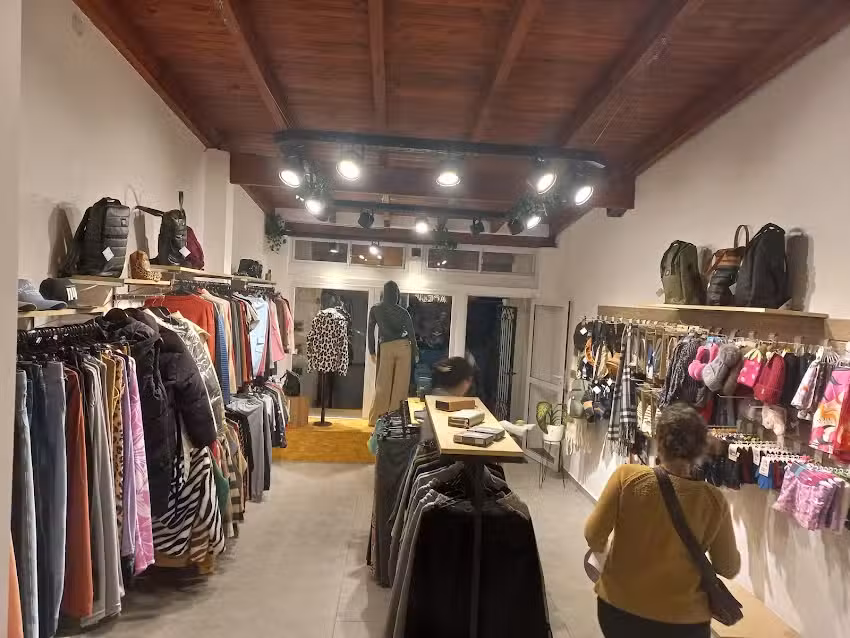 Amelia Indumentaria, Calzados y Accesorios
