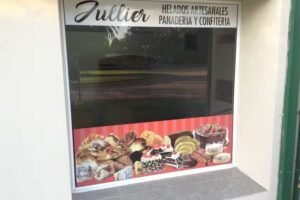 Heladeria, panaderia, almacen y polleria Jullier